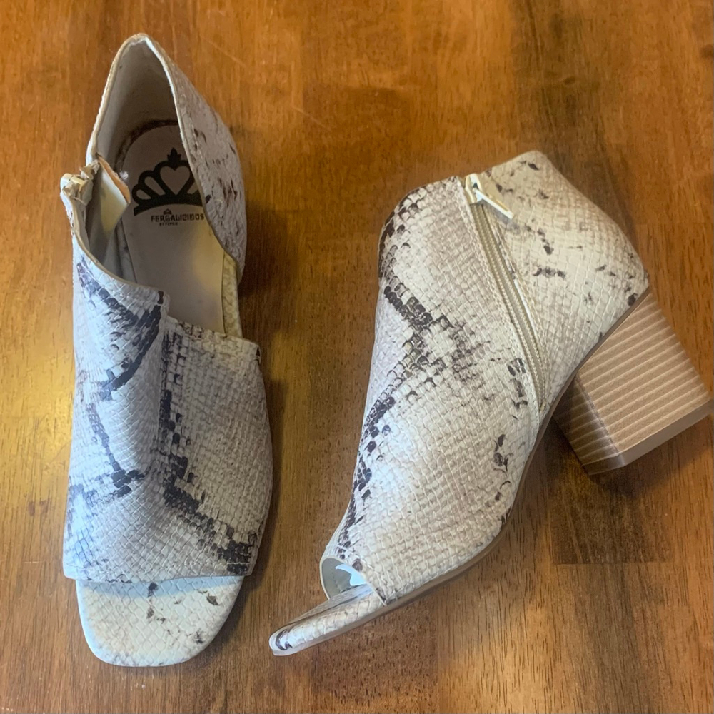 Fergalicious By Fergie heels Size 7 Snakeskin Open Toe Side Zip 2.5” heel